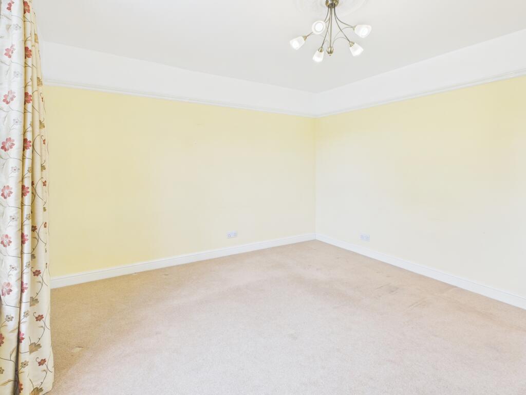 CAM02519G0-PR0349-STILL015