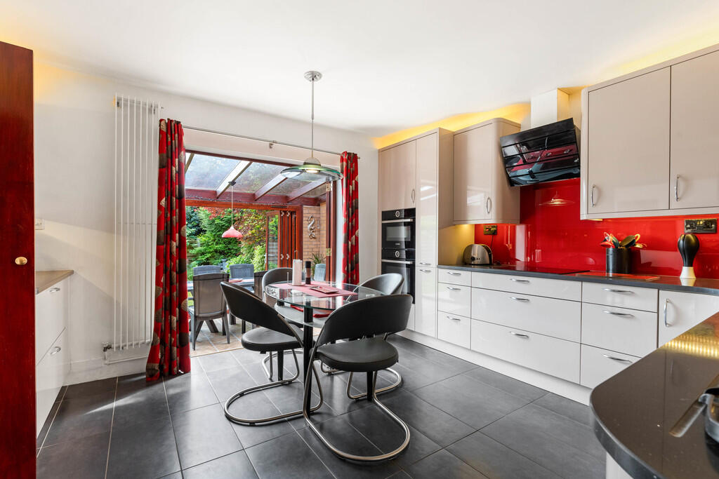 6 Hawkesworth Dri...