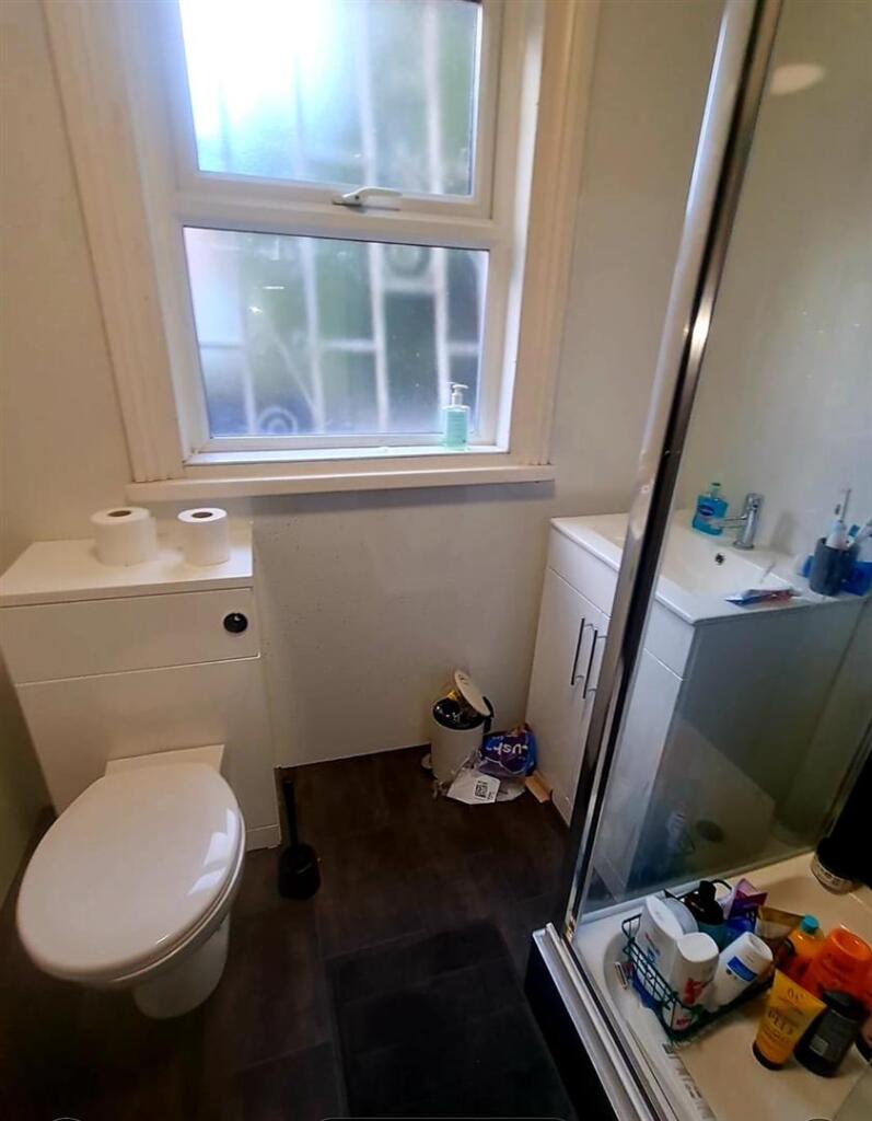 Bathroom 1.jpg