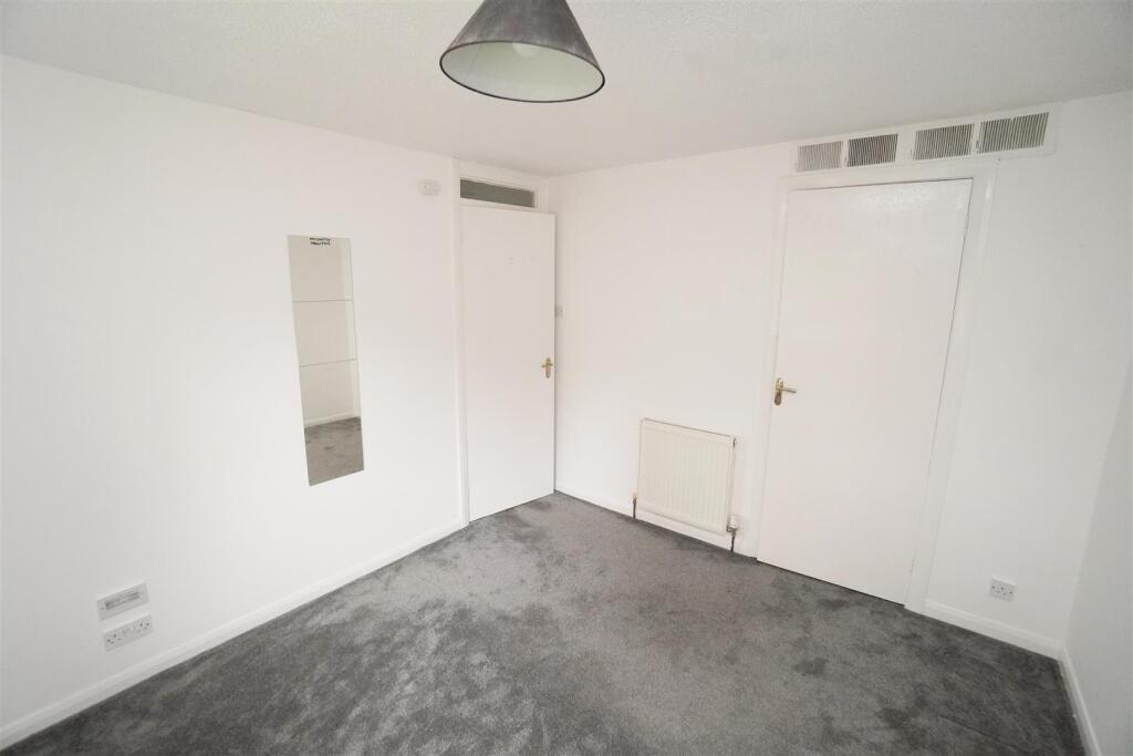 bedroom1.jpg