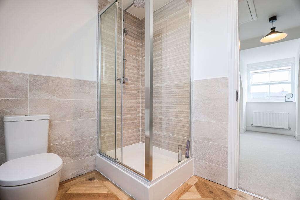 Master En-Suite Bathroom