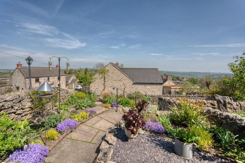 Front Garden - steps down.jpg