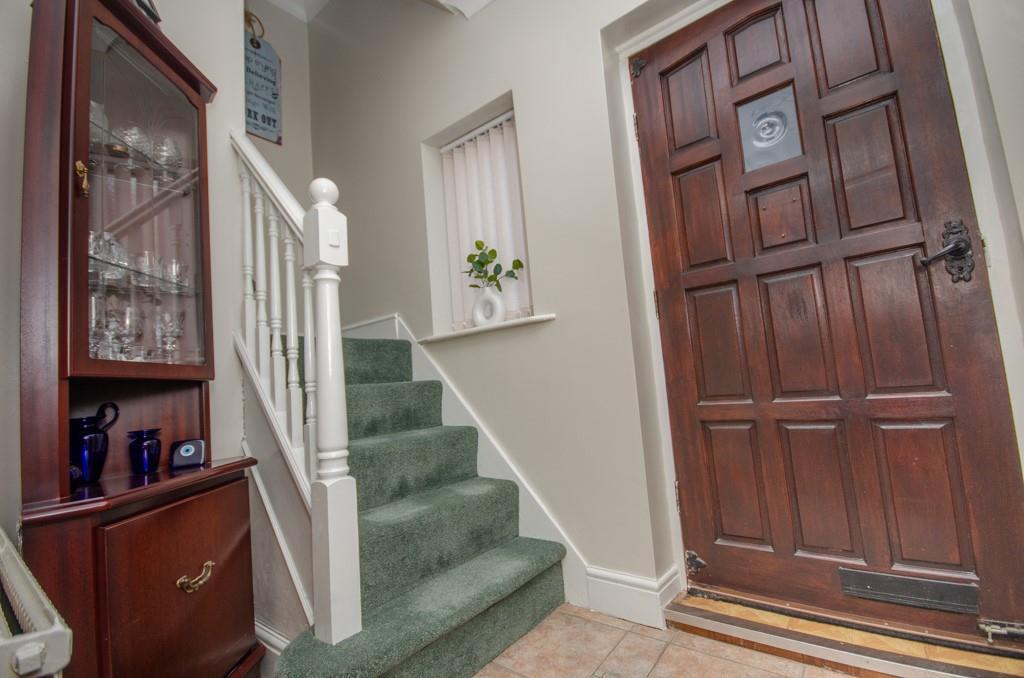 Entrance hall pic 2.jpg