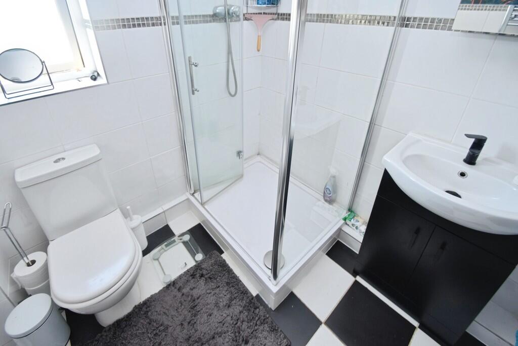 d7ccfbe9-Ensuite