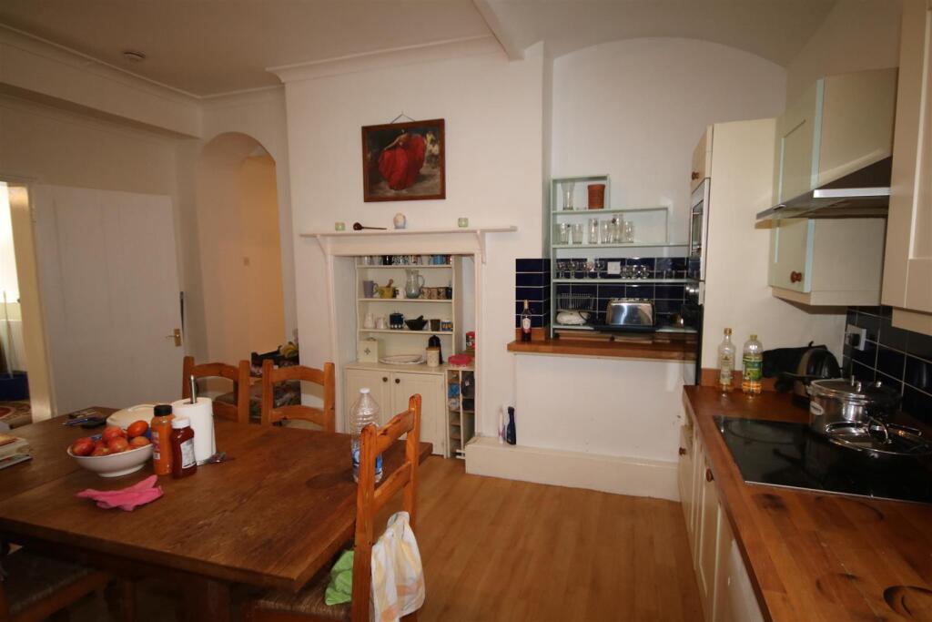 Kitchen b.JPG