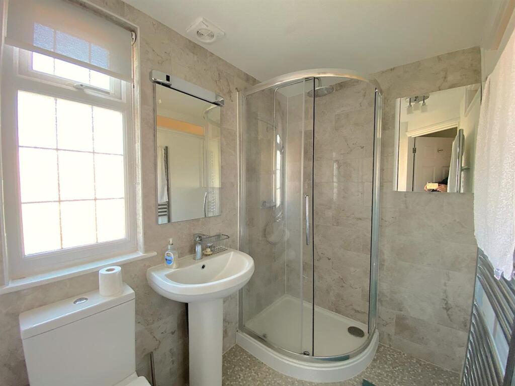 1 Bedford Ave - En Suite.jpg