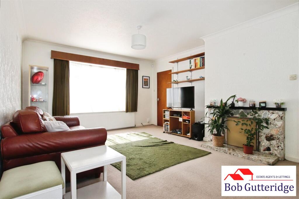 OPEN PLAN LOUNGE / DINING ROOM