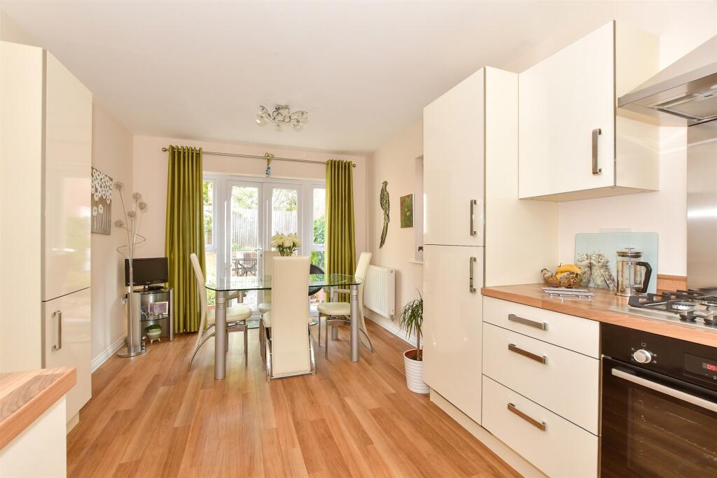 Kitchen/ Dining Room