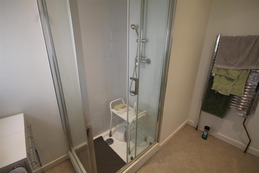 BH Shower Room i.JPG