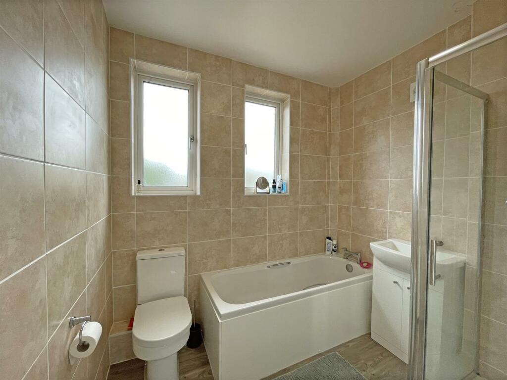 St Martins Avenue 13 - Bathroom.jpg