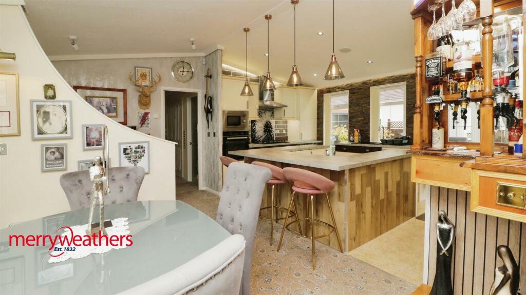 Stunning Dining Kitchen