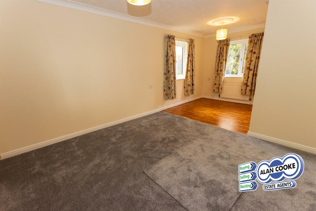 L-SHAPED LIVING ROOM
