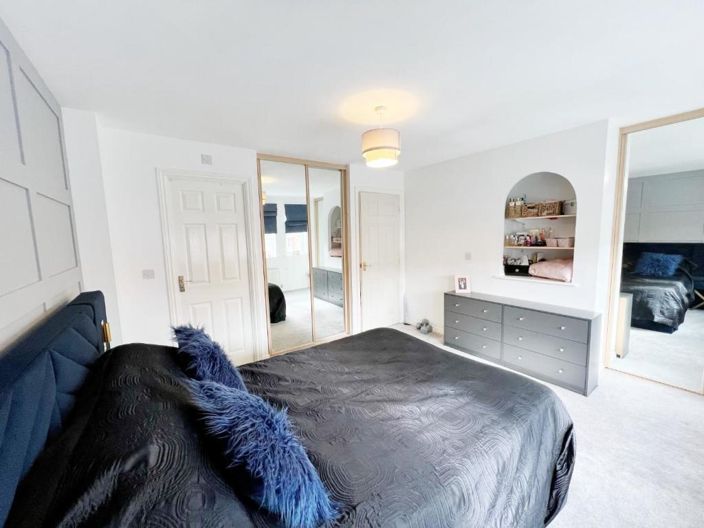 Bedroom 1 pic 4.jpg