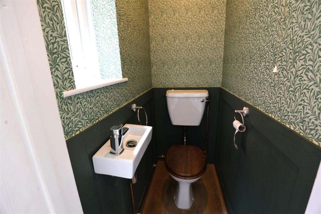 Downstairs wc.JPG