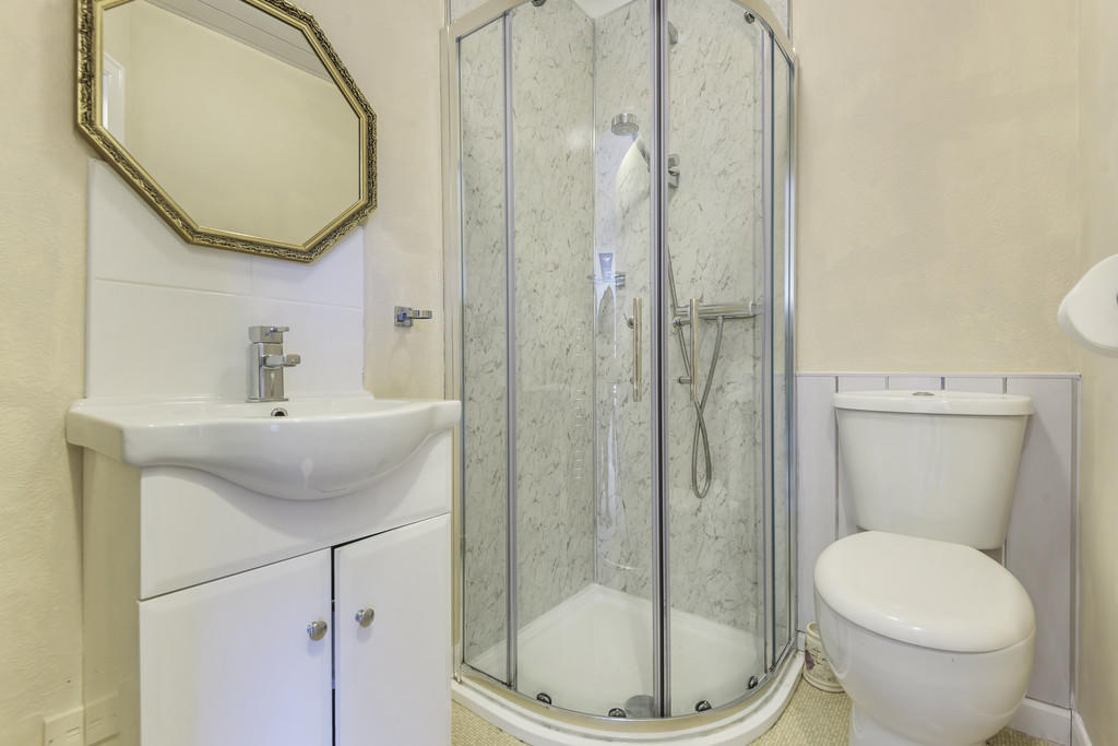 Shower Room in Ut...