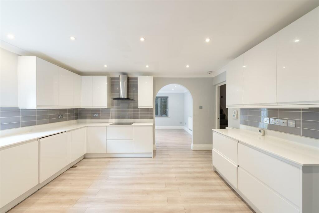 Gills Hill Lane 27.jpg