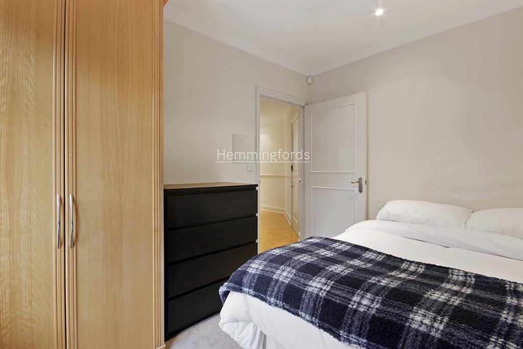 06-928678556 - AM - Flat 7, 152, Goswell Road Lond