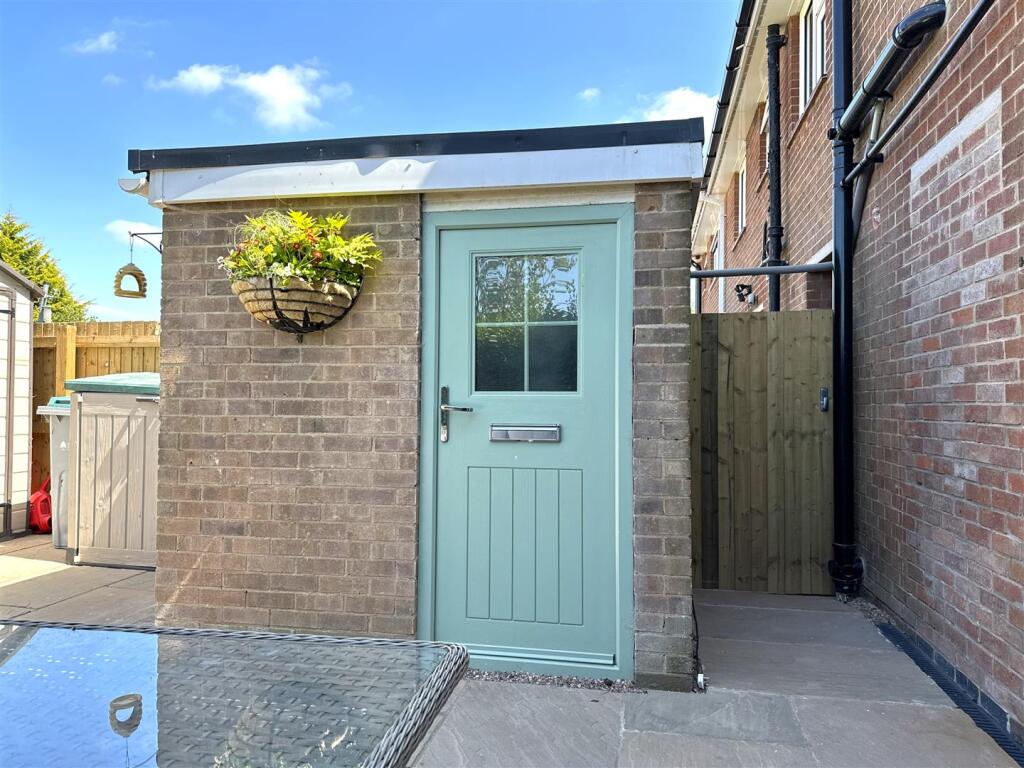 Detached Outbuilding/ Utility 960