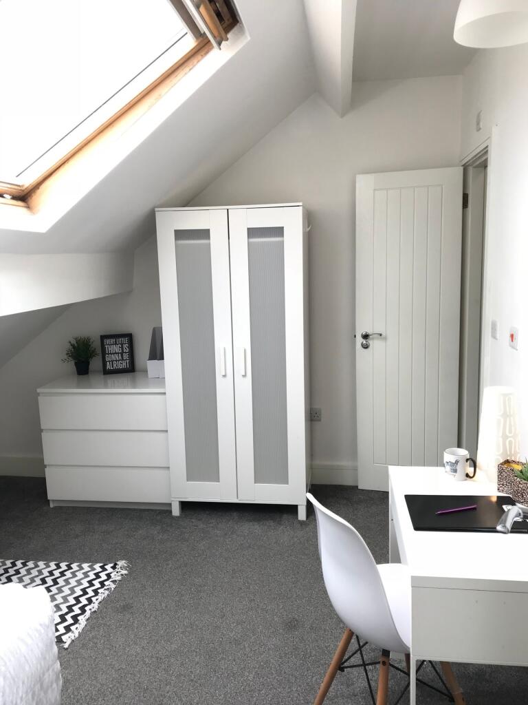 This inviting double bedroom features ample nat...