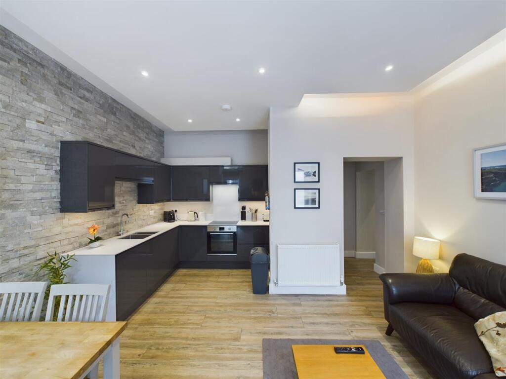 Lounge Kitchen 4