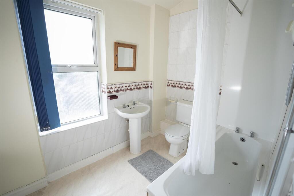 Bathroom 1.jpg