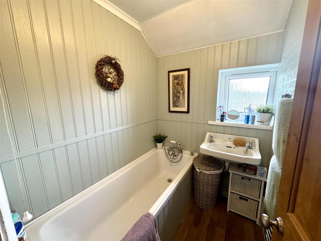 FAMILY BATHROOM