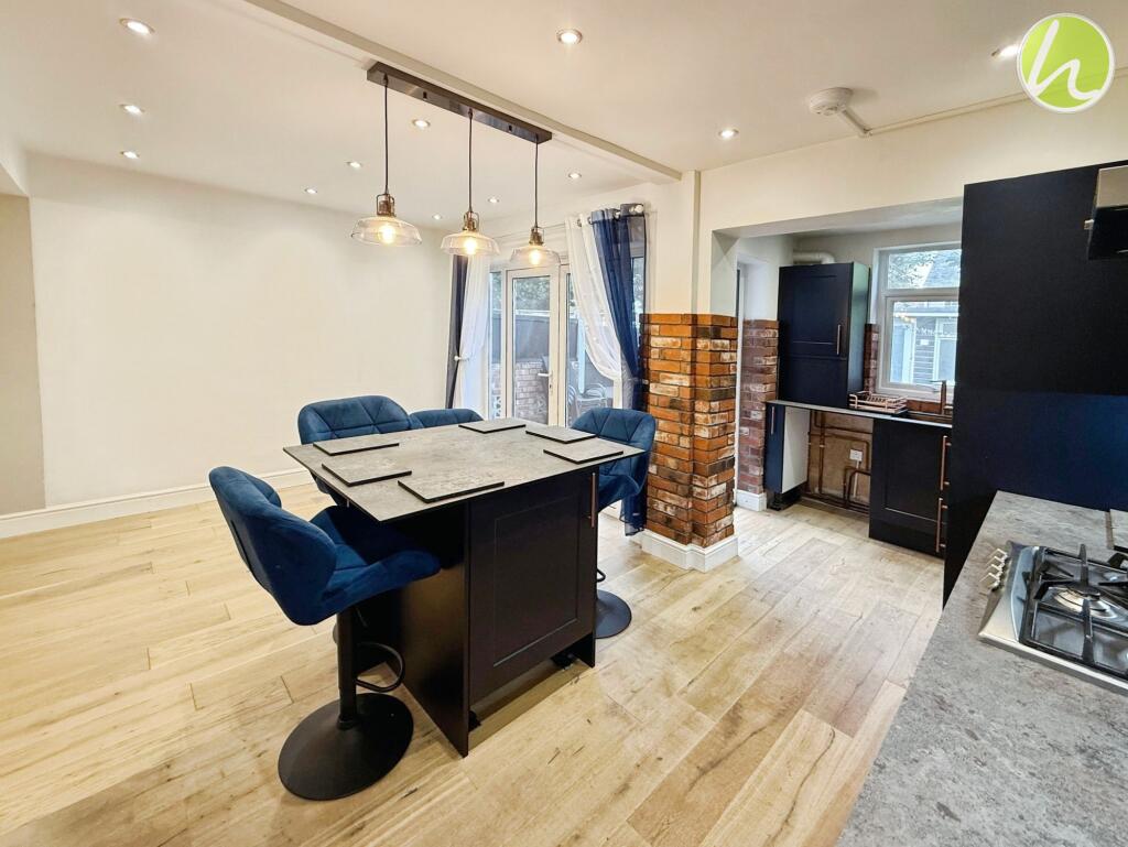 Kitchen/ Dining Room