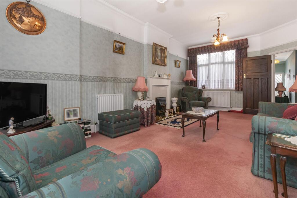 LIVING ROOM (pic 2)