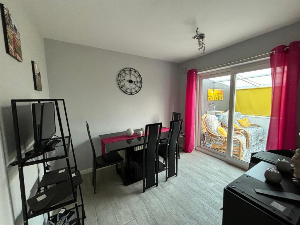 Dining room / Bedroom 2