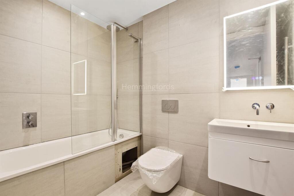 01-8091GCHMF - 3 Solent Lodge - Bathroom -Original