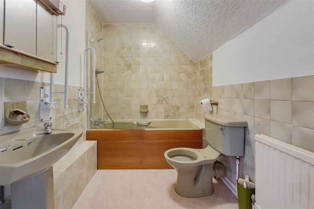12_Main Ensuite-0.jpg