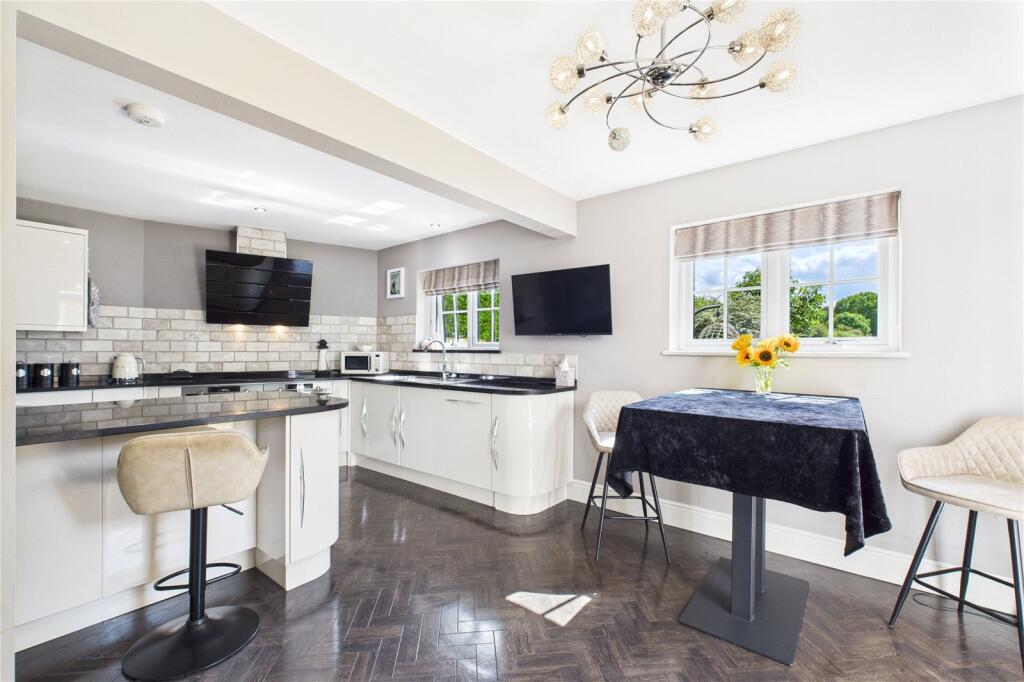 Kitchen B'fast Room