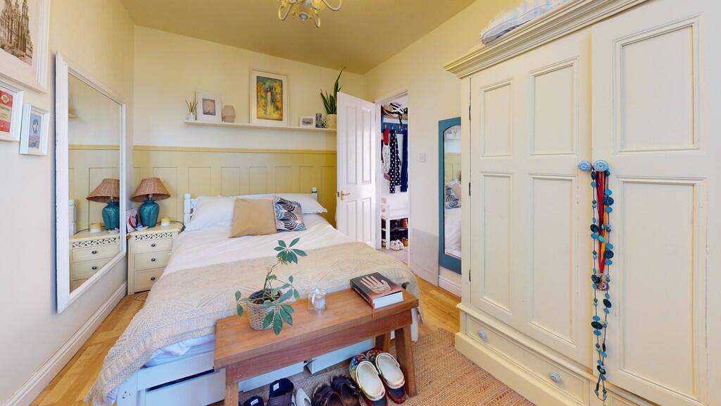 Bedroom 1 - Angle...