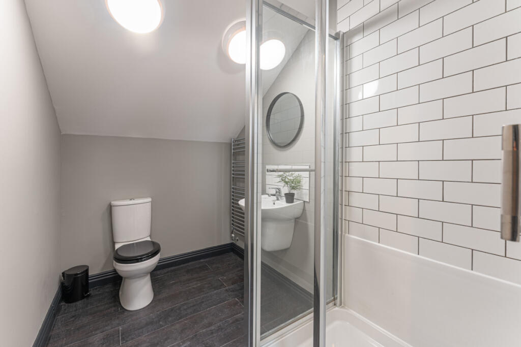 The Hosiery Factory Flat L Bathroom 3