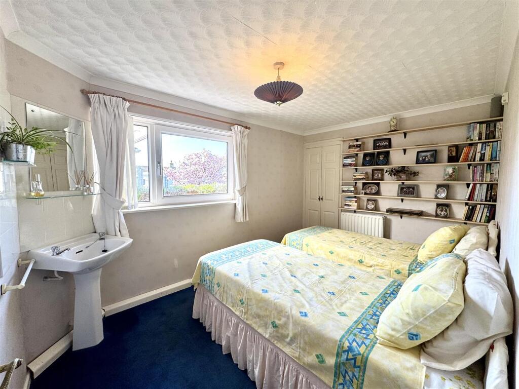 BEDROOM 2