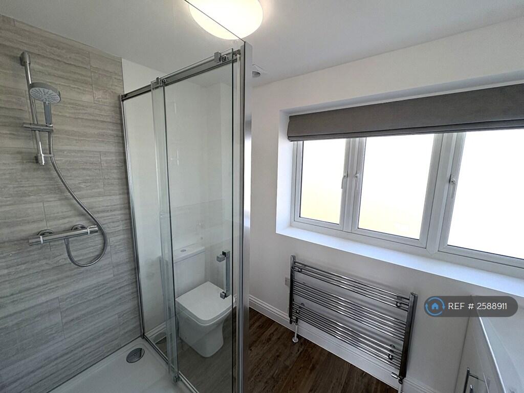 Ensuite Bathroom To Master