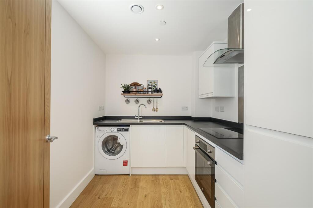 Kitchen 2.jpeg
