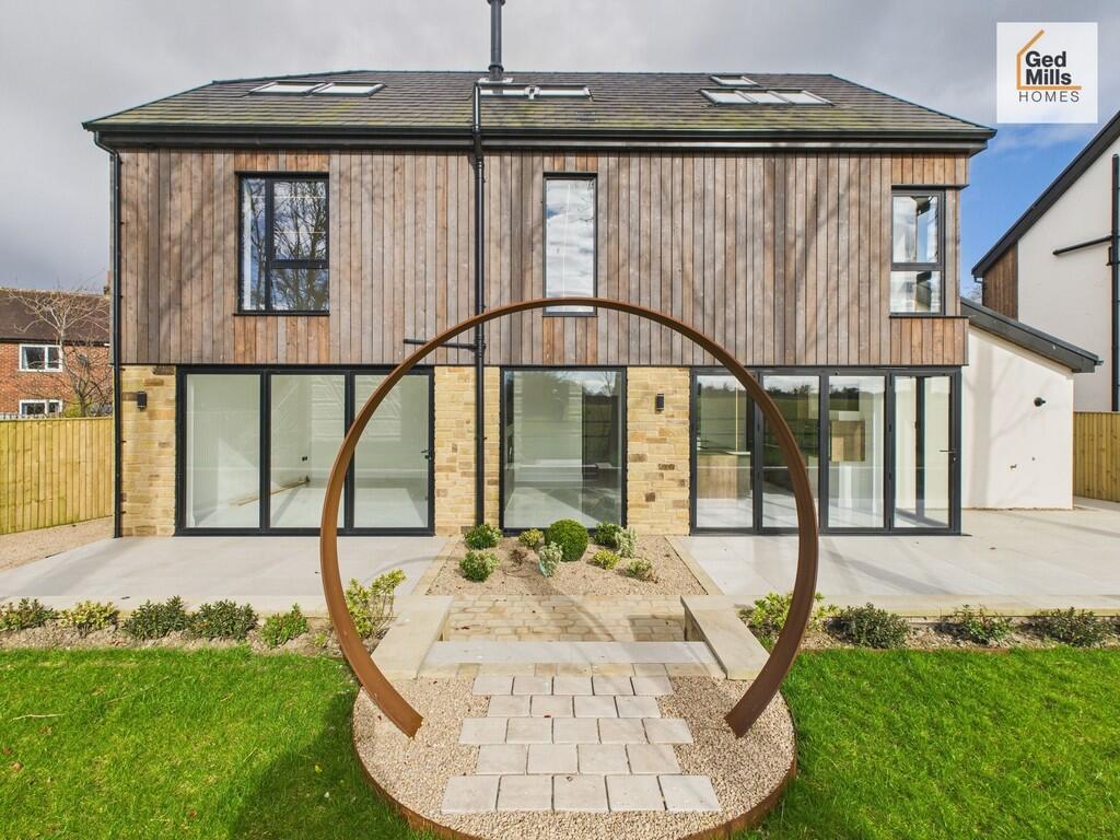 LANDSCAPED REAR G...