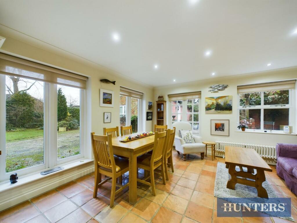 DINING ROOM.jpg