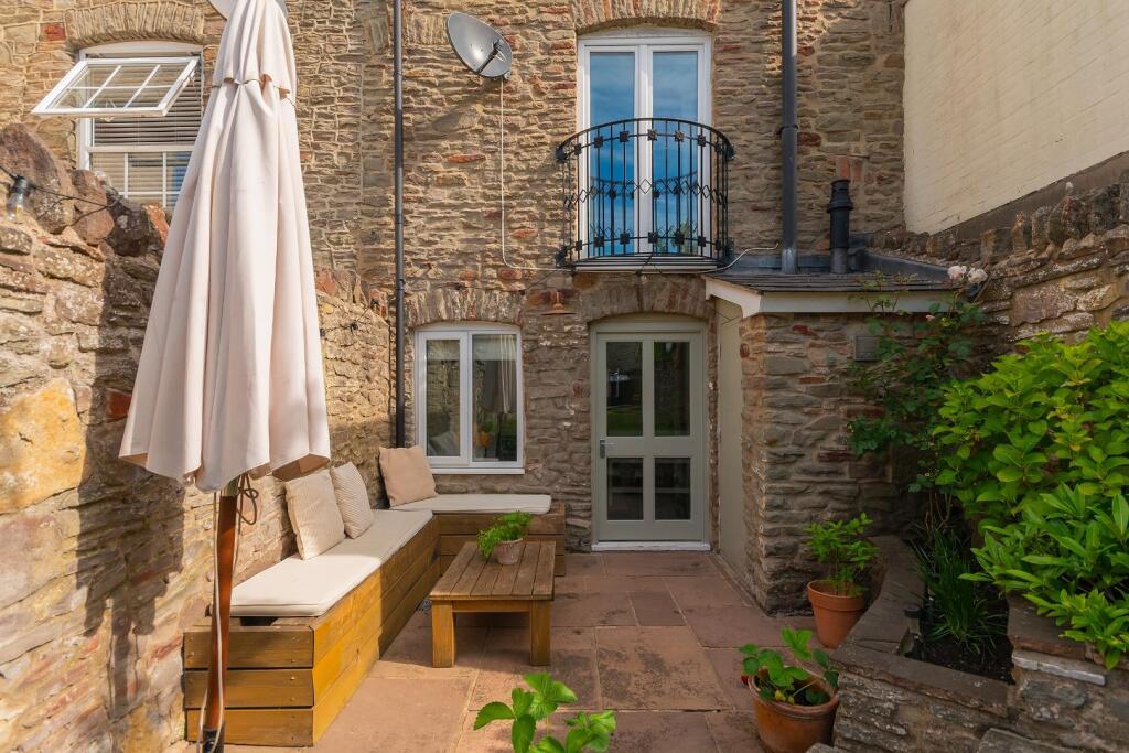 1B0R8WE - External F.jpg