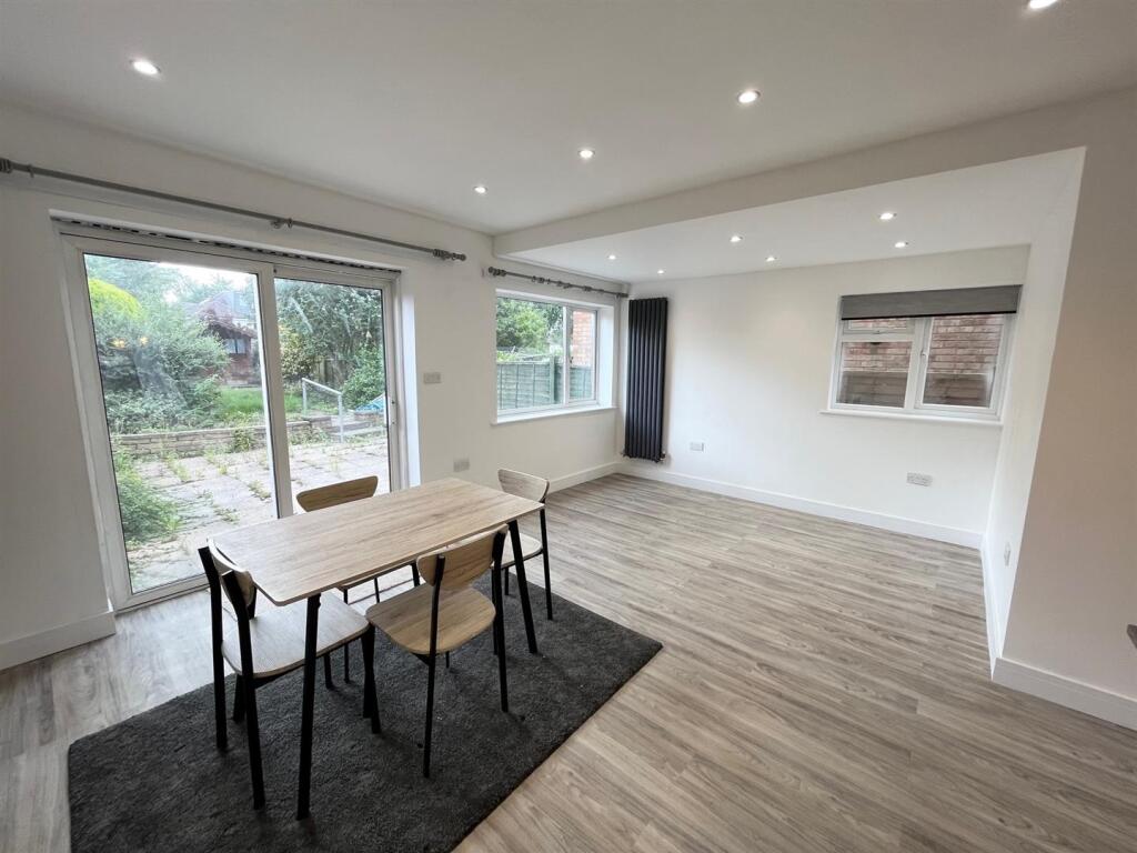 LOUNGE &amp; DINING AREA