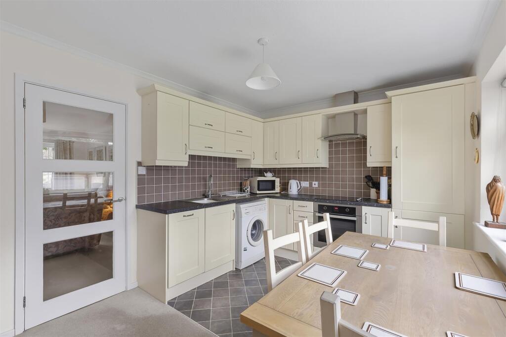 Kitchen 2.jpg