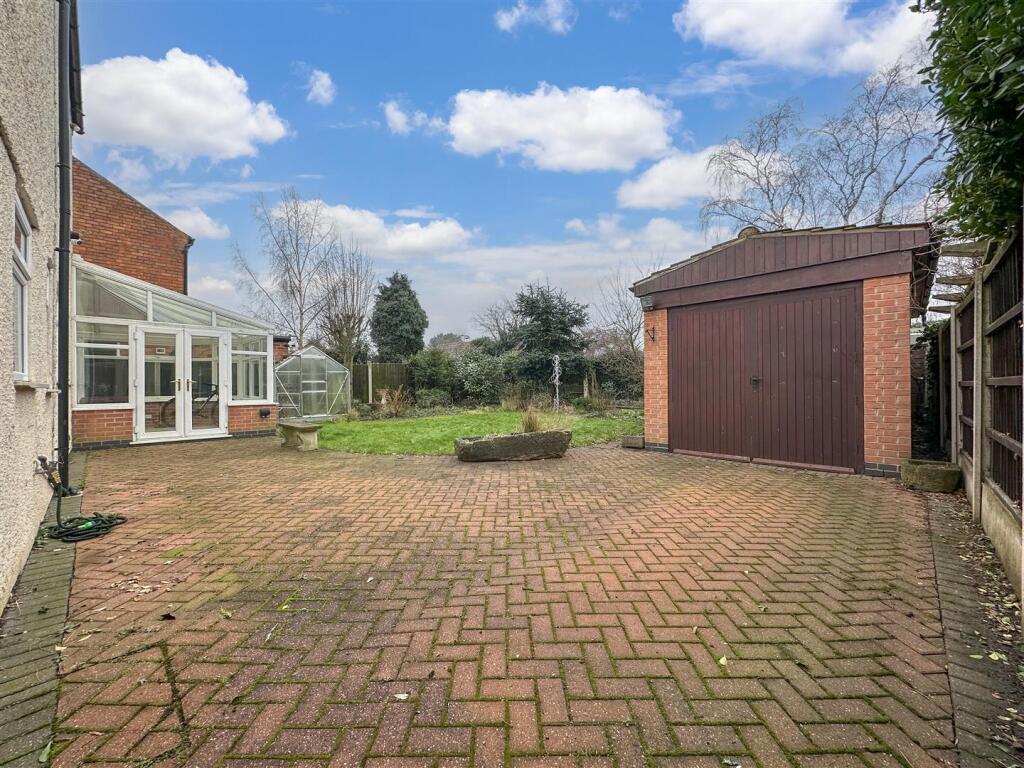 Detached Garage &amp; Rear Garden 057