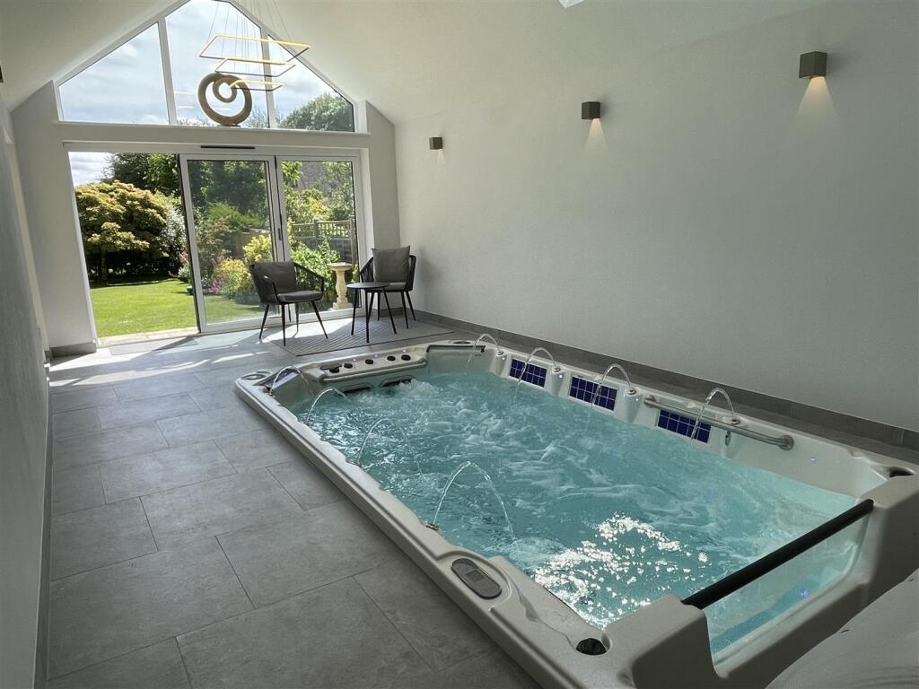 Poolhouse.JPG
