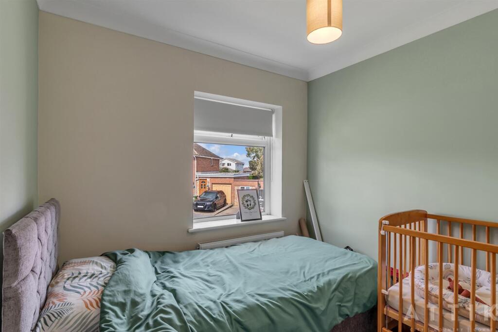 10 Queens Drive, Halesworth IP19 8DN (9).jpg