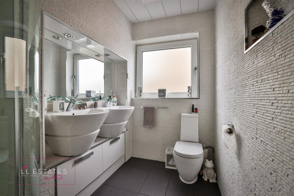 Shower Room 71.jpg