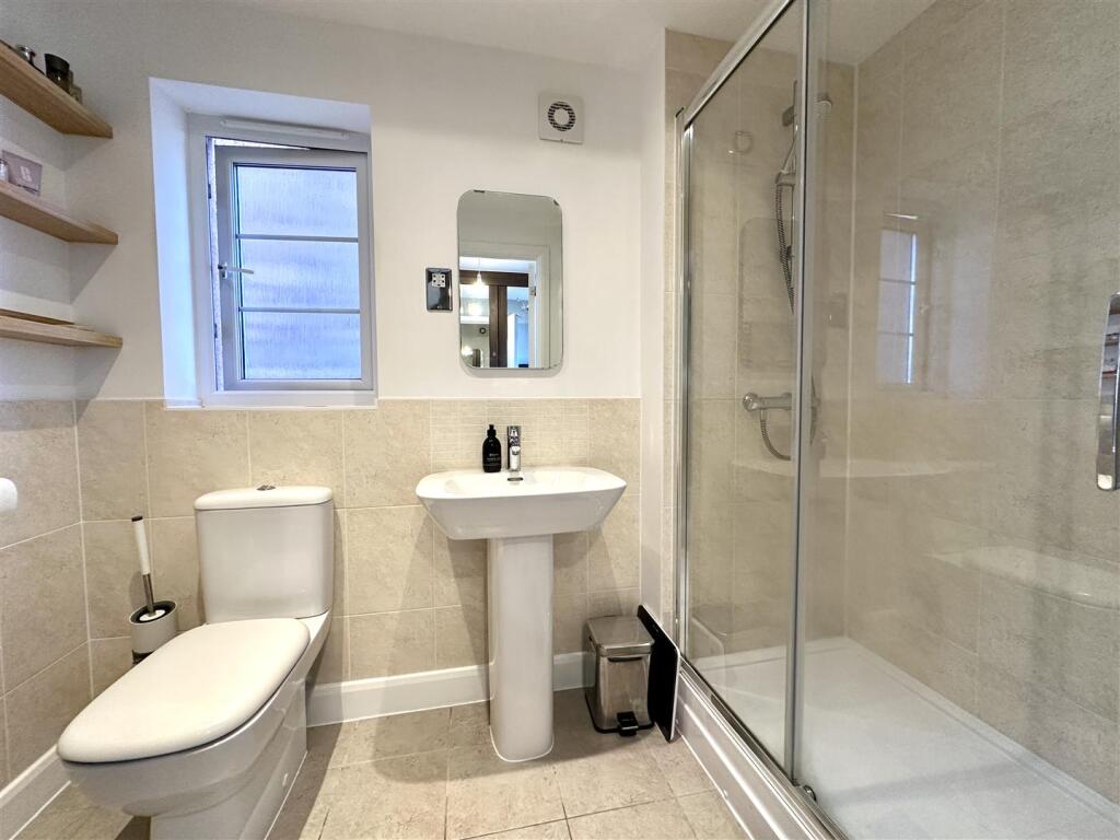 EN-SUITE SHOWER ROOM