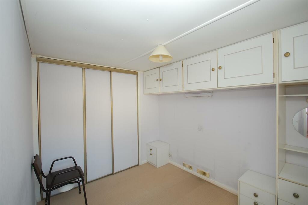 29newfielddriveBED1.JPG