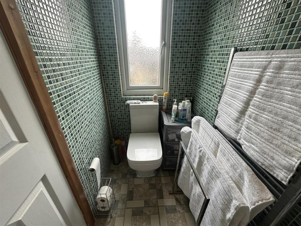 EN-SUITE SHOWER ROOMK