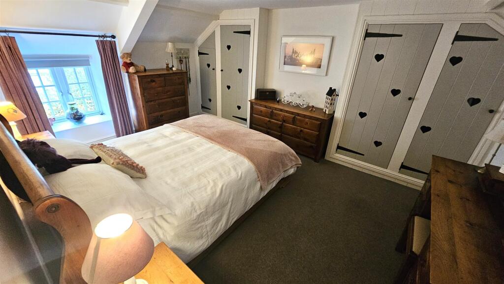 Bedroom 1.jpg